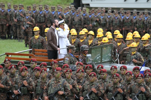PresidenterecibeBastondeMandodelaFuerzaArmada23