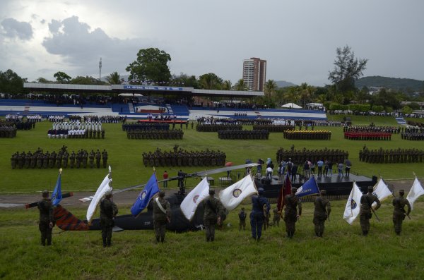 PresidenterecibeBastondeMandodelaFuerzaArmada37